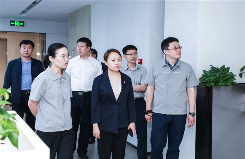 2023年5月15日，河北建材职业技术学院党委书记张明莉一行到EZPay北京集团进行校企合作交流。